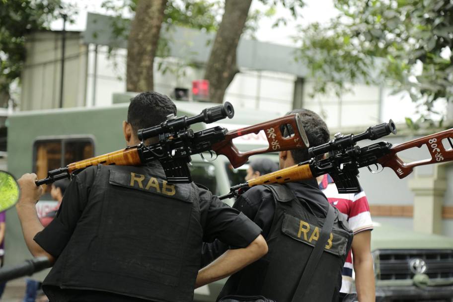 Alcuni membri del Rapid Action Battalion, un&#39;unit speciale anti terrorismo della polizia del Bangladesh. Epa